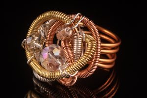 fotografo fotografia profesional producto comercial publicitaria joyeria anillo artesano trenzado piedras bronce cobre